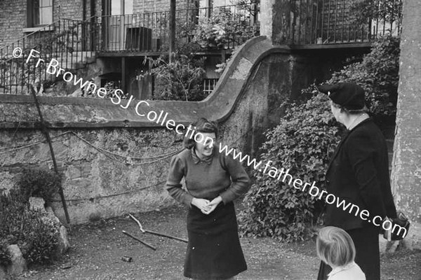 DR.ROBERT(ROBBIE) O'MEARA & FAMILY AT 81 PEMBROKE ROAD INCL MRS MCDONNELL (MARY O'M)